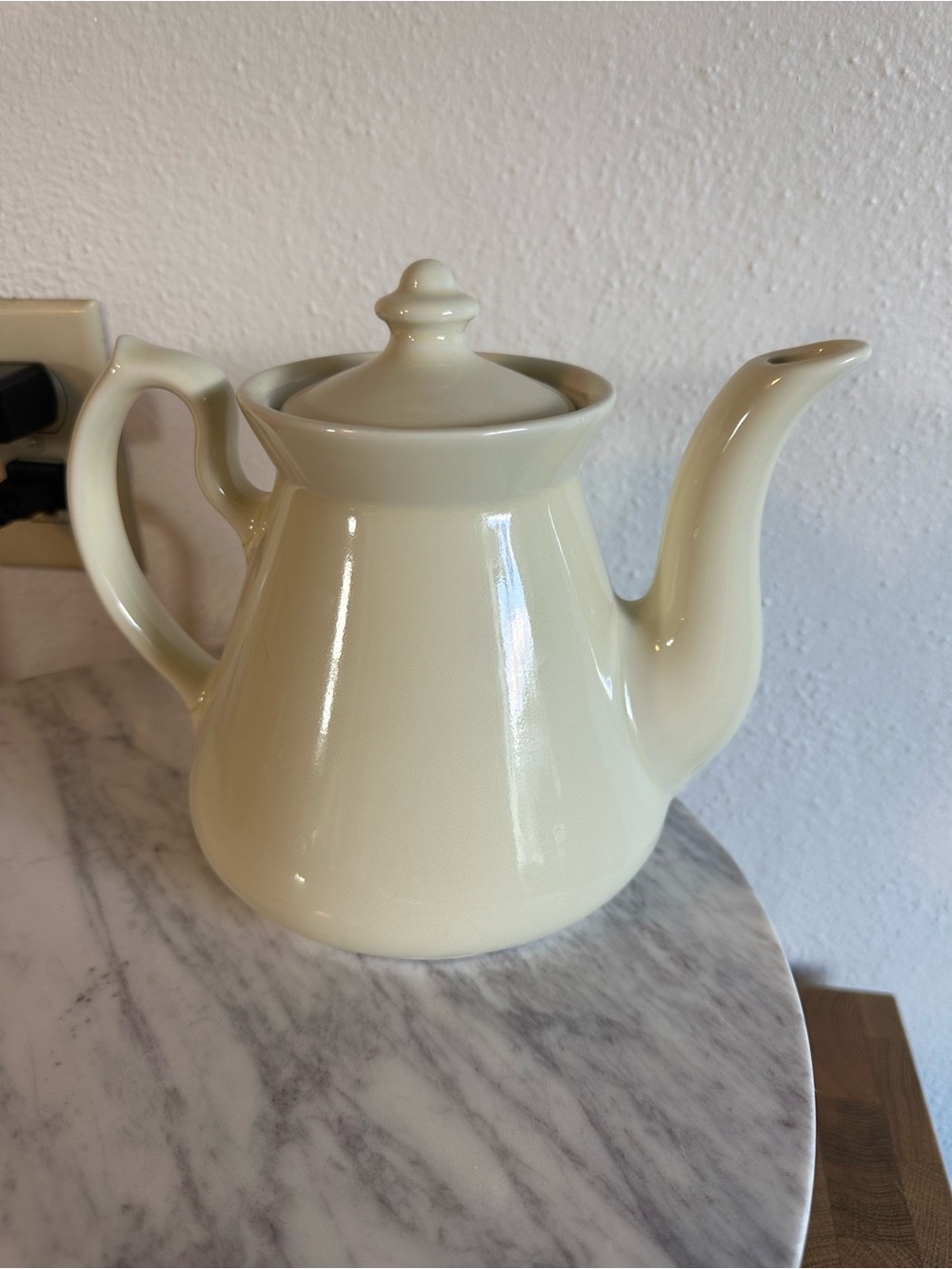 Vintage Hall 6 Cup Teapot - USA Pale Yellow Philadelphia Style. Glued Handle.
